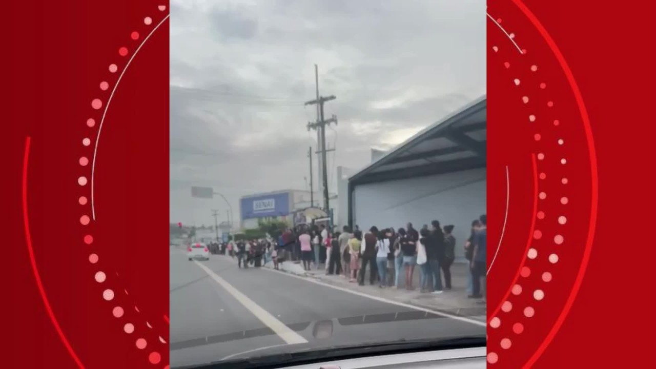 VÍDEO: candidatos formam longa fila para conseguir vaga em cursos profissionalizantes em Maceió