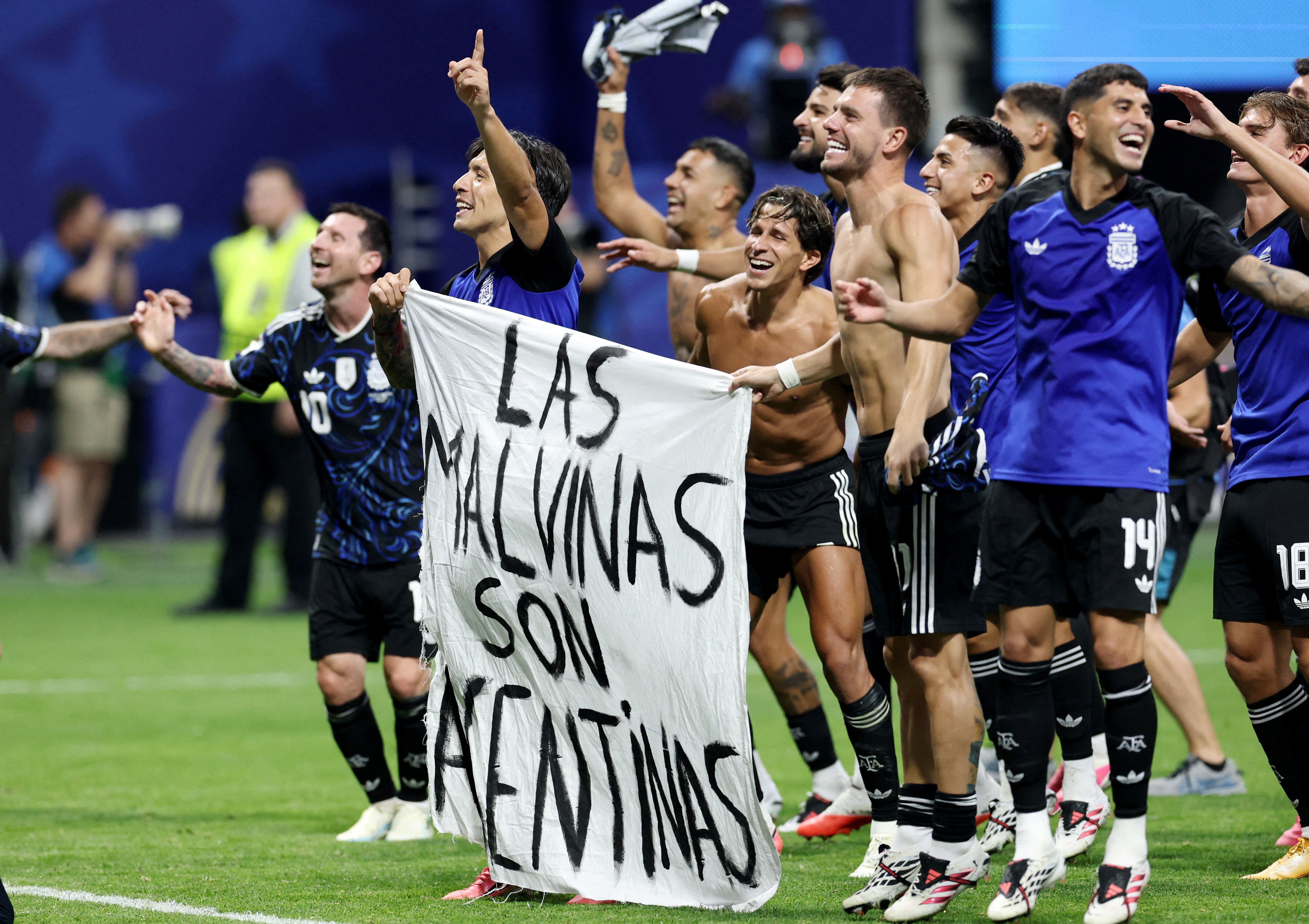 Argentina exibe faixa polêmica após vitória sobre a Inglaterra na Copa do Mundo
