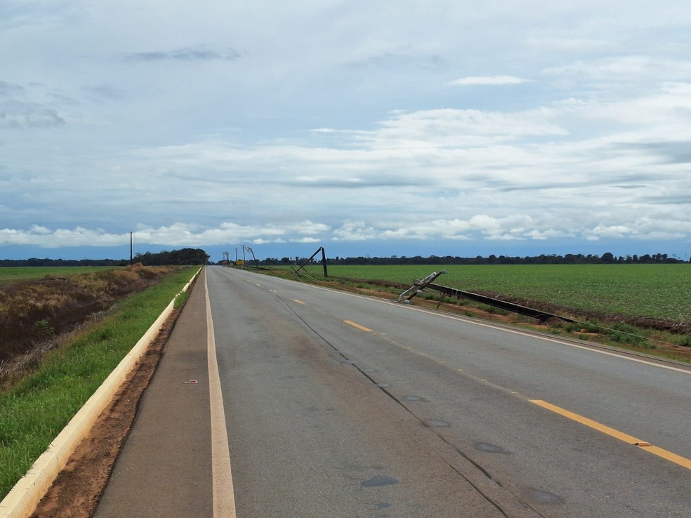 De acordo com a concessionária de energia, 16 postes caíram — Foto: Reprodução