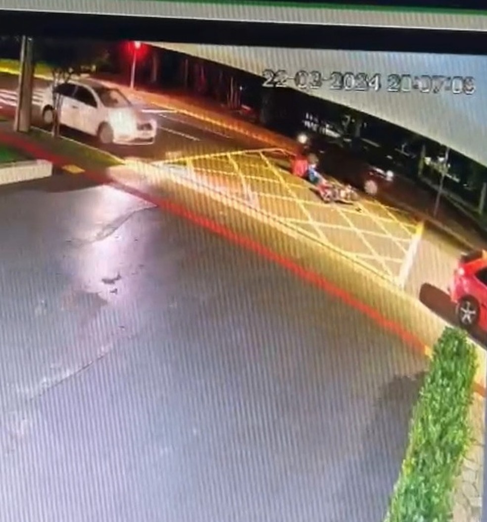 Moto entregador morreu após ser socorrido. — Foto: Câmeras de segurança/Reprodução