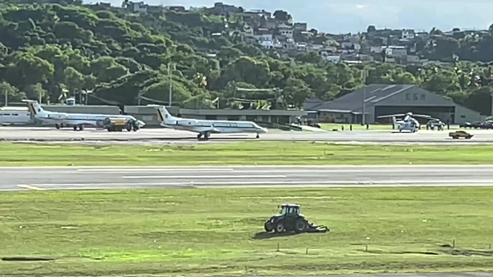Avião presidencial pousa na Base Aérea do Recife, nesta terça-feira (6) — Foto: Reprodução/TV Globo
