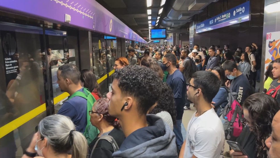 Passageiros enfrentam trens lotados após nova falha na Linha 5-Lilás, da ViaMobilidade — Foto: Hermínio Bernardo/TV Globo