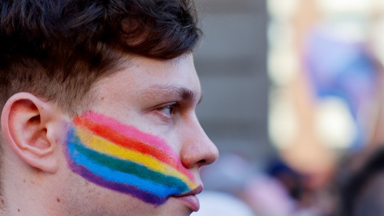 Milhares marcham por direitos LGBT+ na Hungria mesmo depois de proibição 