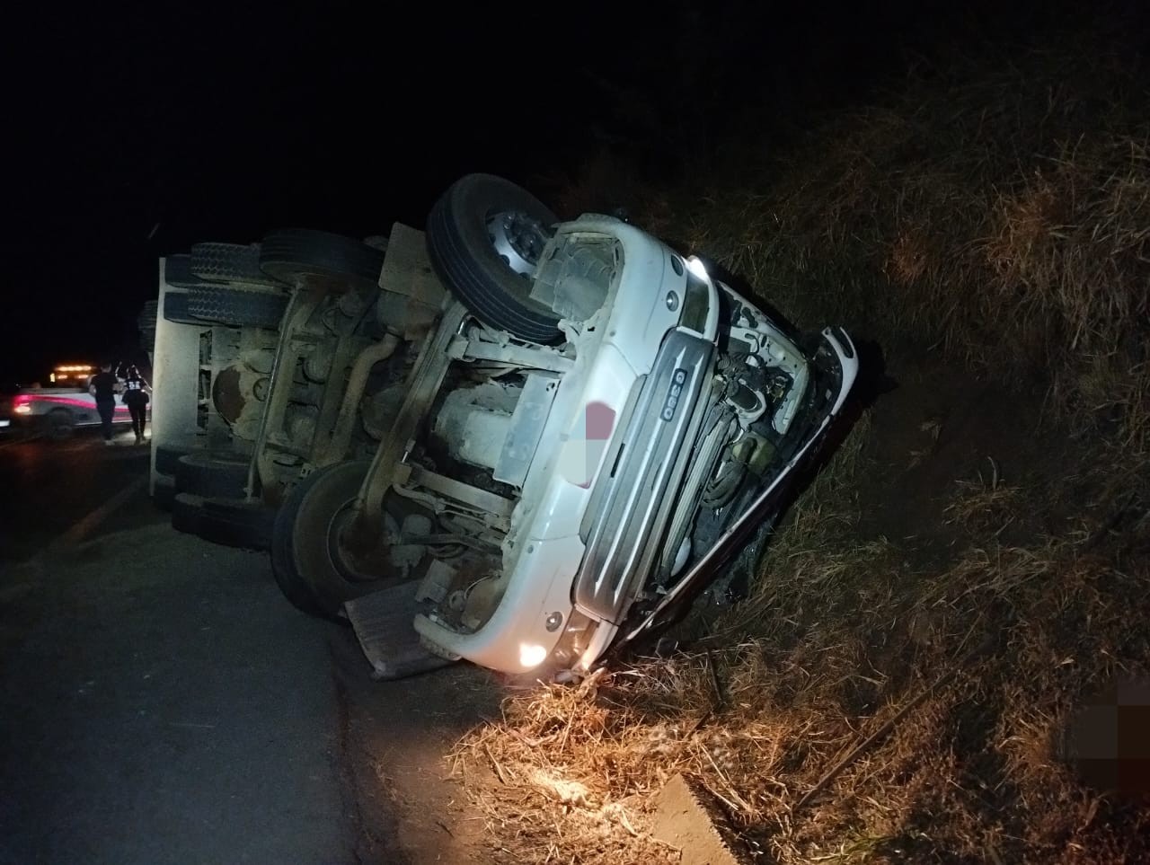 Caminhoneiro morre após veículo tombar e bater em barranco na BR-262, em Luz 