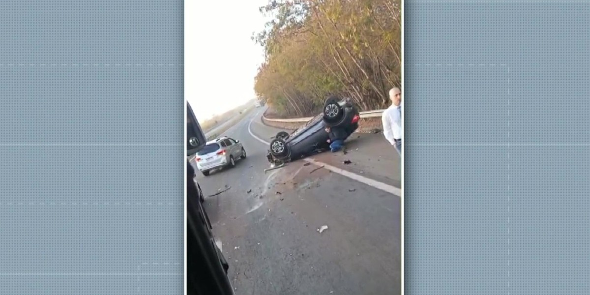 Motorista perde controle e capota carro na Rodovia Zeferino Vaz em Cosmópolis; veja imagens