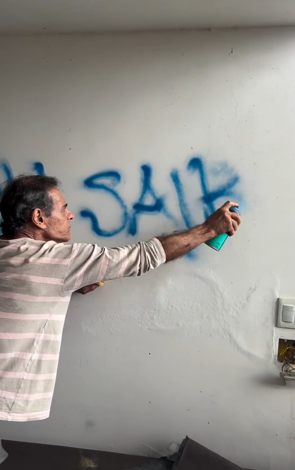 Ator Mário Gomes relata 'despejo' de mansão no Rio e picha parede: 'Não vou sair'