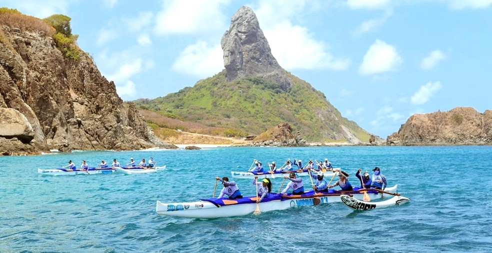Remadores de Fernando de Noronha circulam a ilha em canoas
