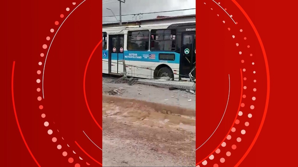 Ônibus do transporte semiurbano da Grande São Luís colide em poste na  Estrada de Ribamar
