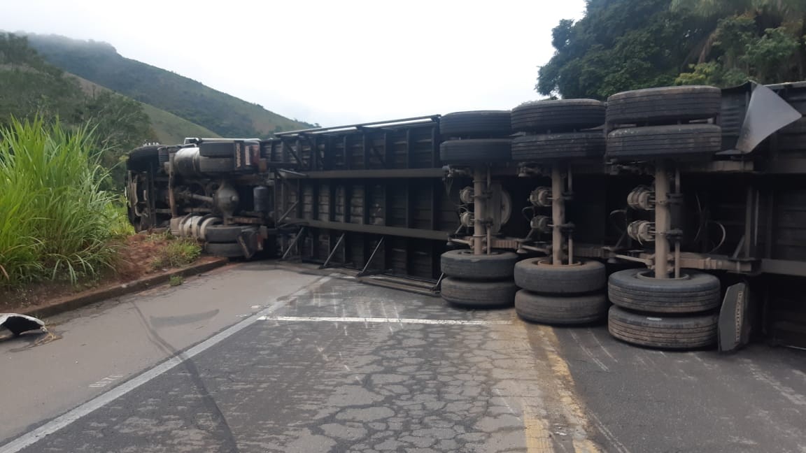 Tombamento de carreta interdita os dois sentidos da BR-267