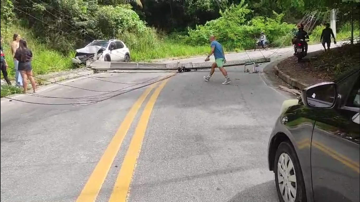Motorista de carro bate e derruba poste no Barro Duro, em Maceió