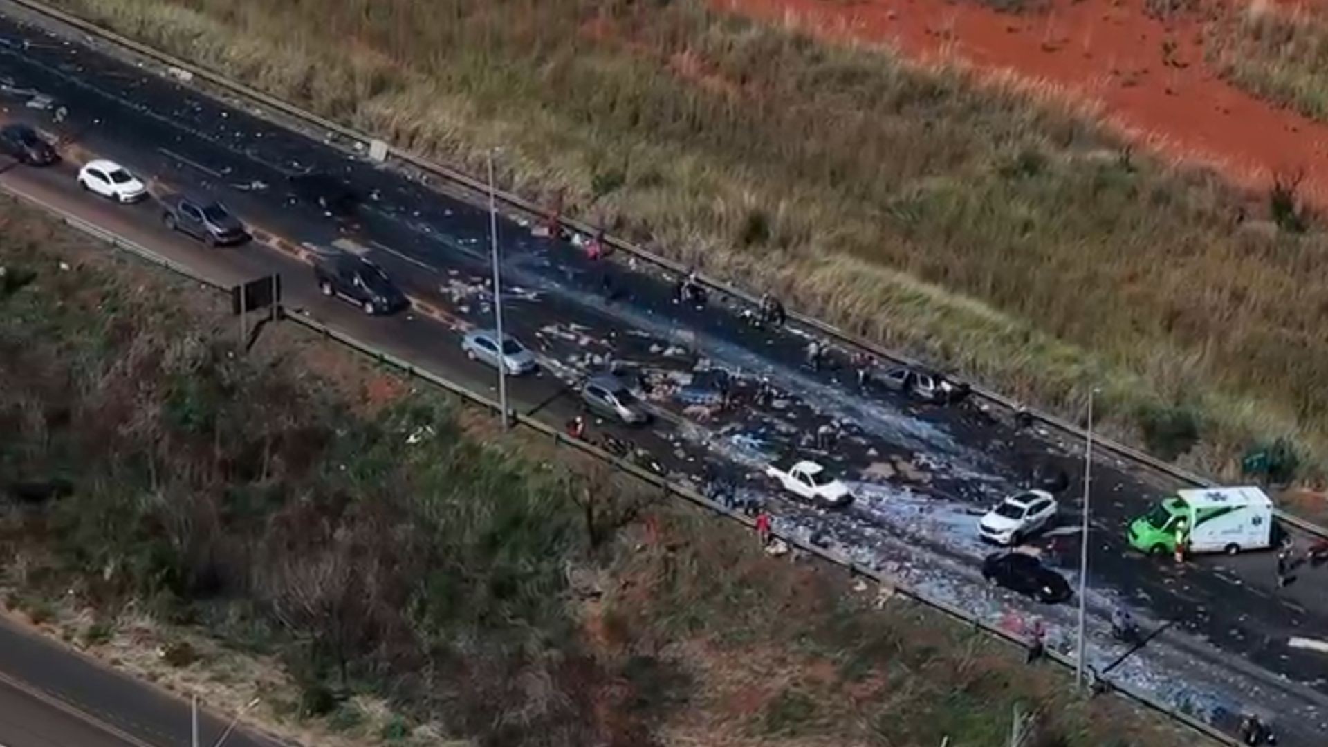 Carreta tomba e carga de amaciantes fica espalhada pela BR-050 em Uberlândia