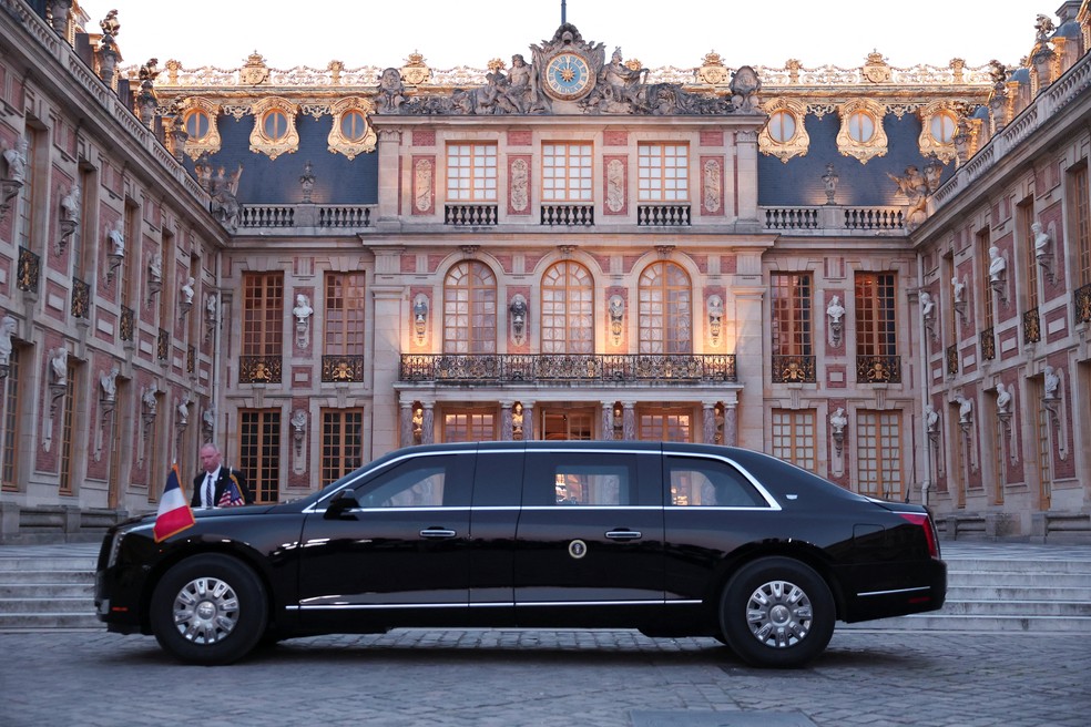 Careata leva presidente dos EUA, Donald Trump, ao Palácio de Versalhes para janter oferecido por Emmanuel Macron em homenagem aos 250 anos de independência dos EUA — Foto: Gonzalo Fuentes/Reuters