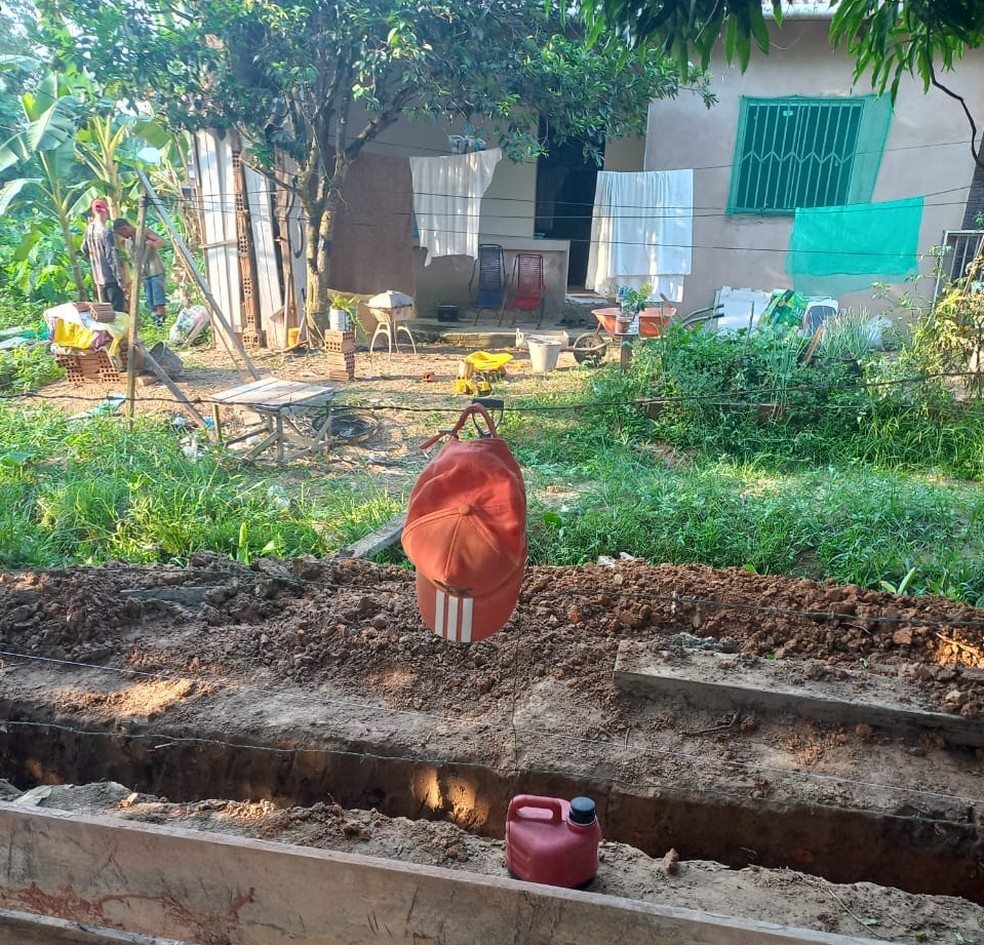 Agressão teria sido motivada após menino autista tentar passar para terreno do vizinho para pegar chapéu — Foto: Arquivo pessoal