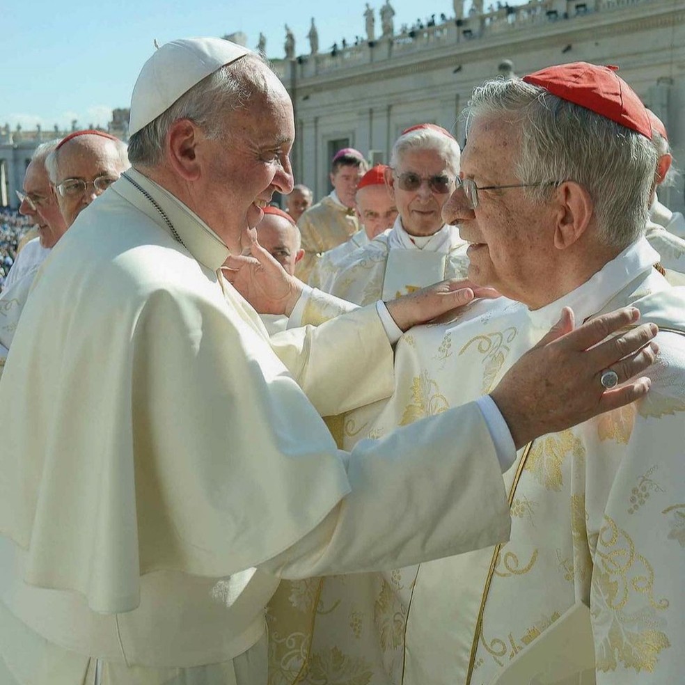 Papa Francisco ao lado do cardeal Dom Geraldo Majella — Foto: Vatican News