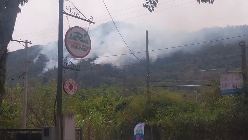 Fogo atinge propriedade em Monte Alegre do Sul e moradores são orientados a tirar objetos inflamáveis de casa