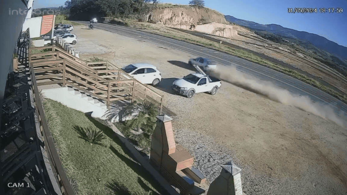 VÍDEO: Carro desgovernado sai da pista e atinge veículos estacionados às margens da MG-455, no Sul de MG