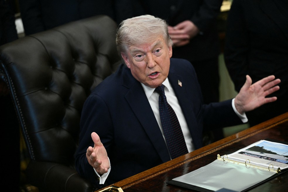 O presidente dos Estados Unidos, Donald Trump, fala durante um evento sobre a acessibilidade dos custos da saúde, no qual anunciou um acordo com a empresa farmacêutica Regeneron para reduzir os preços dos medicamentos, no Salão Oval da Casa Branca, em Washington, DC, em 23 de abril de 2026 — Foto: Brendan SMIALOWSKI / AFP