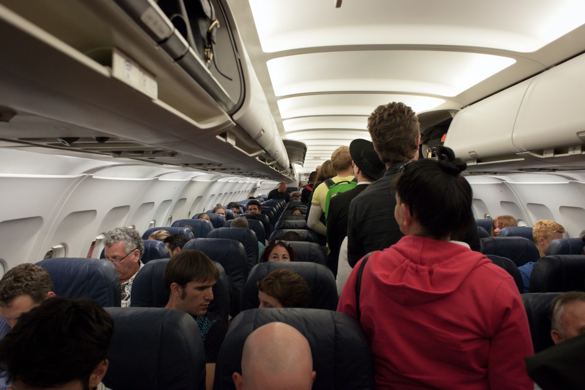 Controle da janela, levar lanchinho, perturbar o comissário: veja regras de etiqueta durante o voo