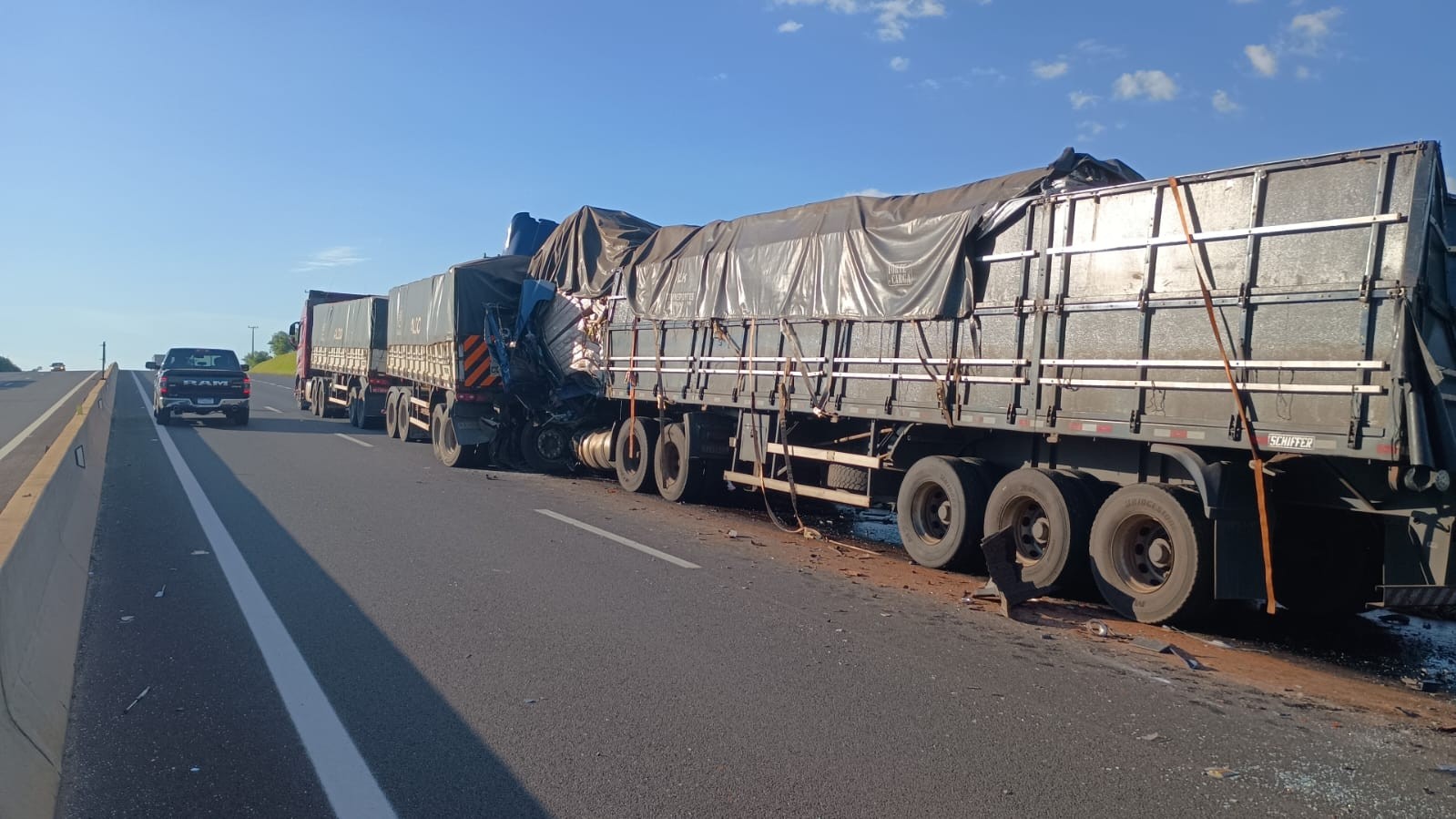 Homem morre após colisão de semirreboque com traseira de carreta bitrem, em Pres. Venceslau