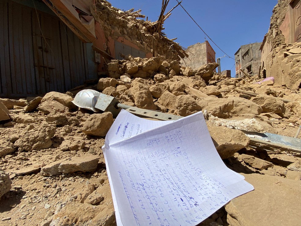 Caderno entre os escombros aps terremoto em Amizmiz, no Marrocos  Foto: Abdelhak Balhaki/REUTERS
