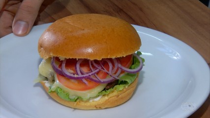 Nutricionista explica que tipos de hambúrguer podem ser consumidos por quem está de dieta