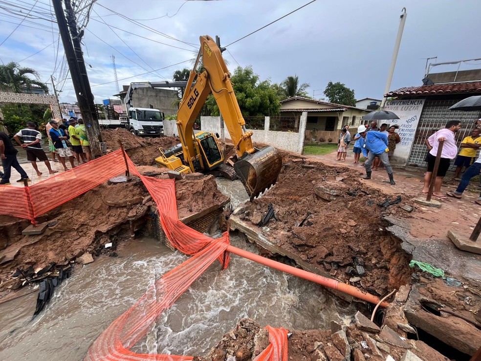 Retroescavadeira cai em obra na Rua Nossa Senhora do Ó, na Zona Norte de Natal — Foto: Vinicius Marinho/Inter TV Cabugi