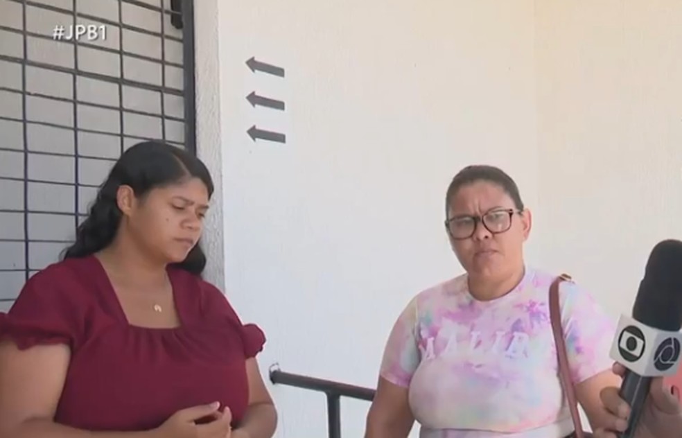 Mãe e esposa de uma dos trabalhadores da Bahia mortos na PB — Foto: Reprodução/TV Cabo Branco