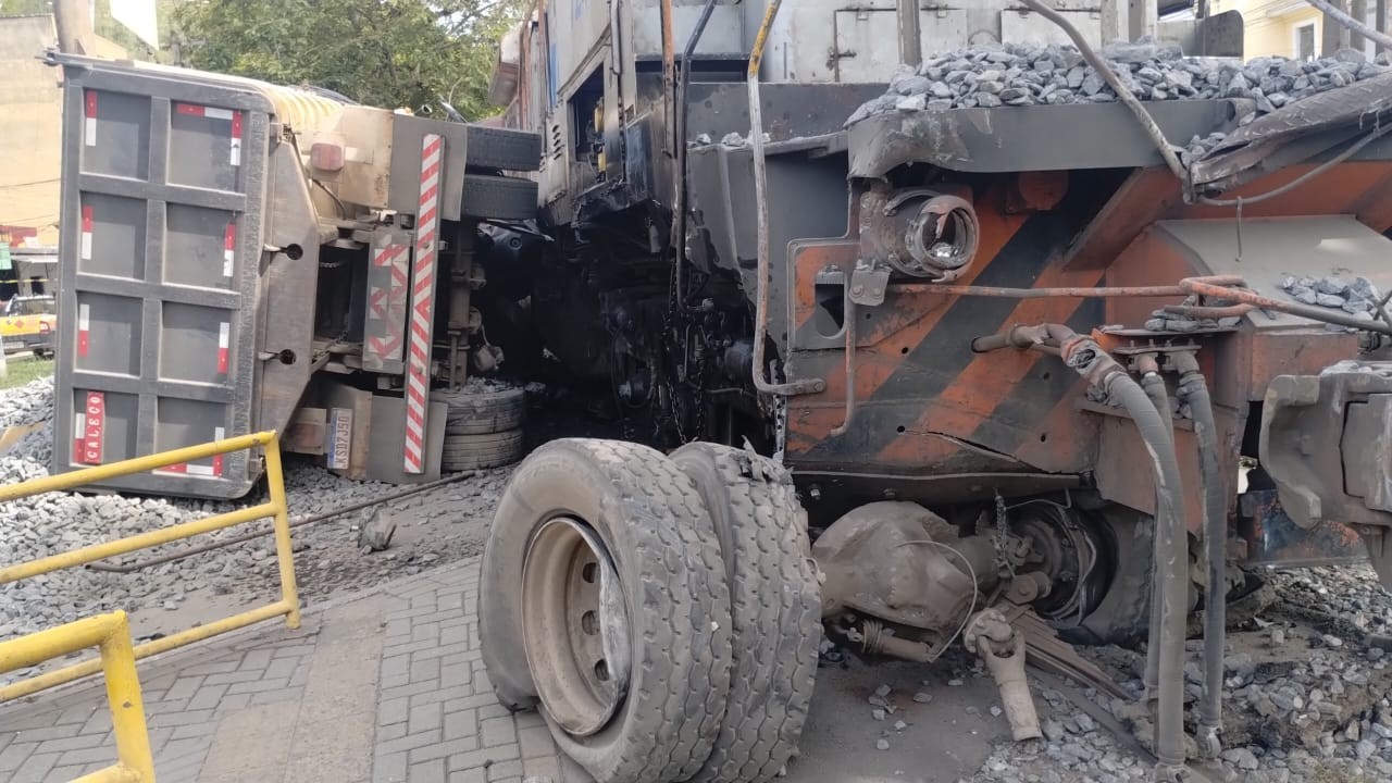VÍDEO: Caminhão é atingido por trem em Barra Mansa 