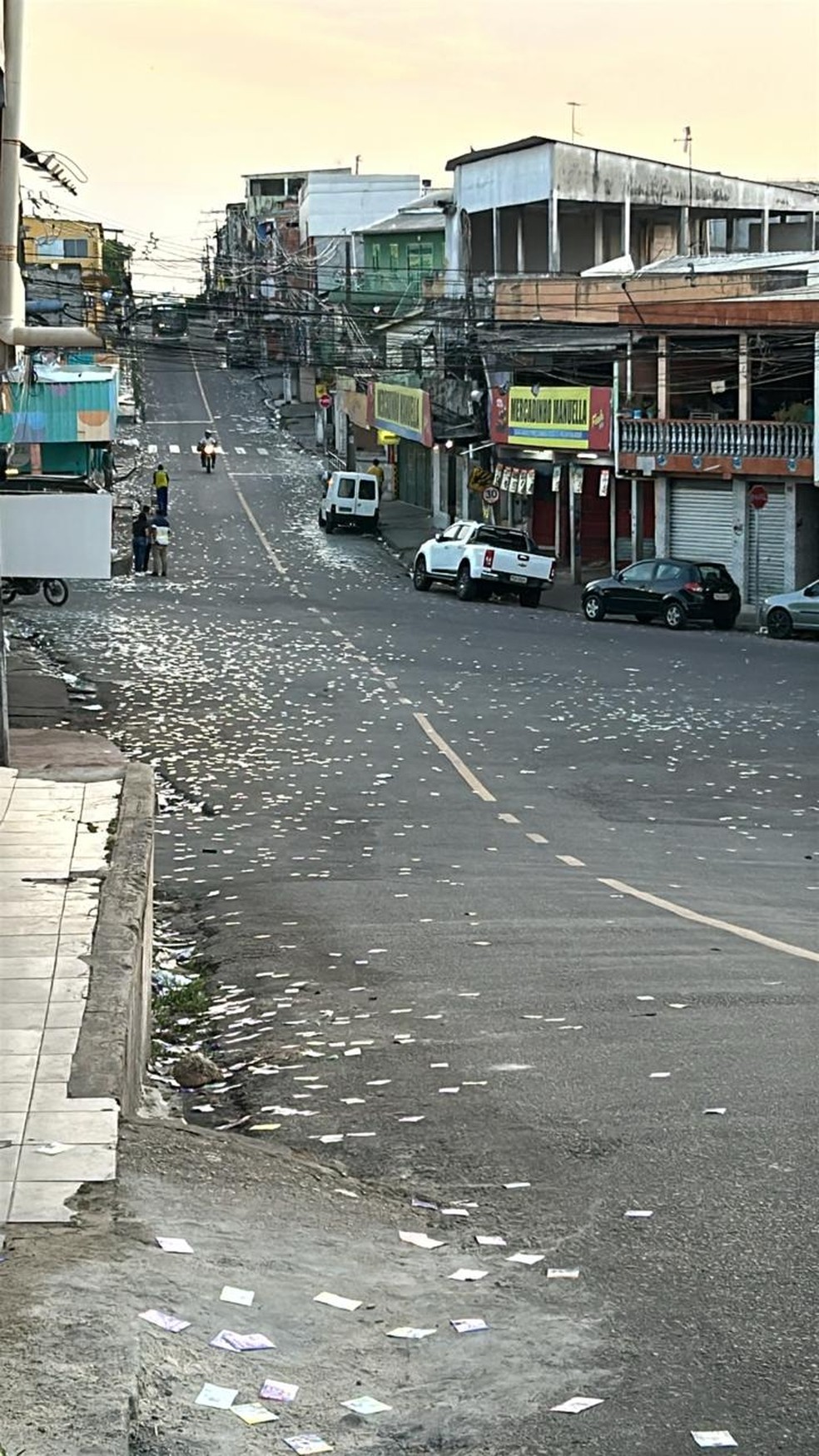 Ruas de Manaus amanhecem sujas de 'santinhos' com candidatos — Foto: Reprodução