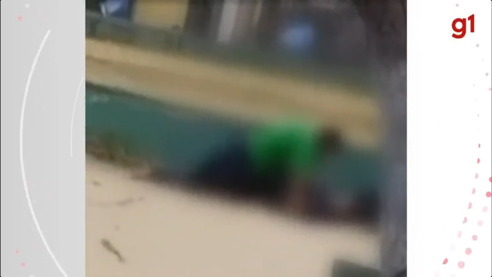 Casal é flagrado fazendo sexo em praça pública próximo a escola em Maracanaú, na Grande Fortaleza. — Foto: Reprodução
