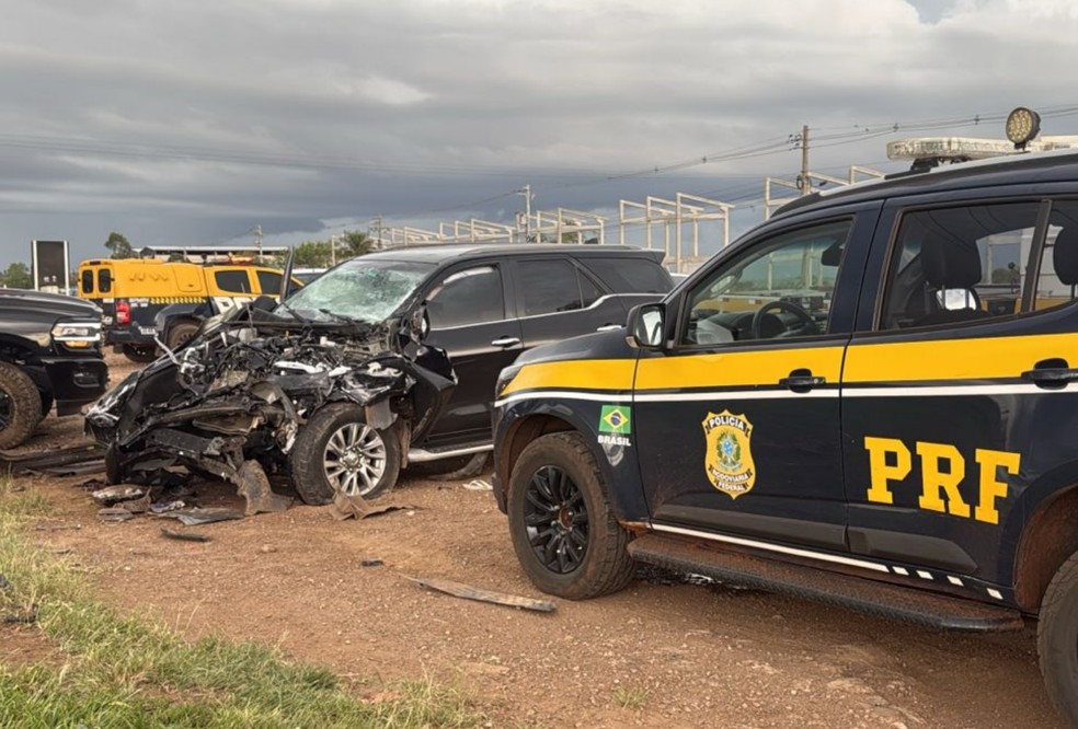 Caminhonete que havia sido furtada no sábado (6) bateu em uma Dodge Ram durante a fuga em MS — Foto: Polícia Rodoviária Federal