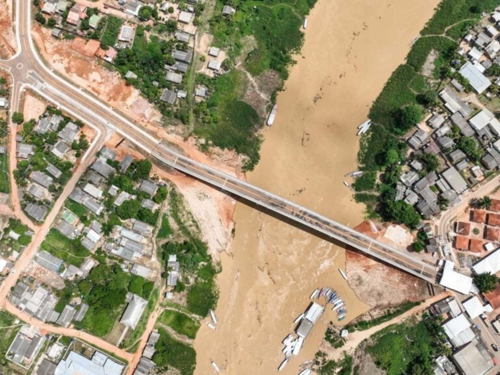 Após interdição, trecho da Ponte Frei Paolino desaba e deixa feridos no Acre; VÍDEO