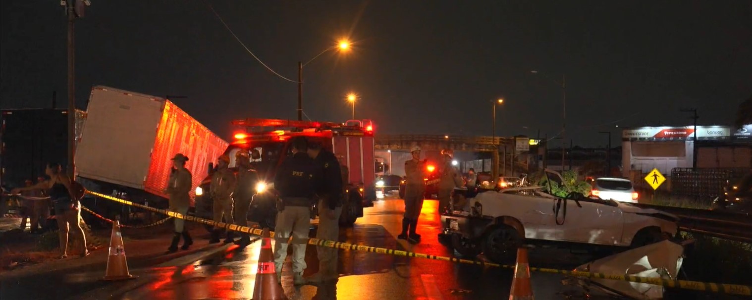 Jovem morre e dois irmãos ficam feridos após carro colidir com carreta parada em acostamento, em João Pessoa