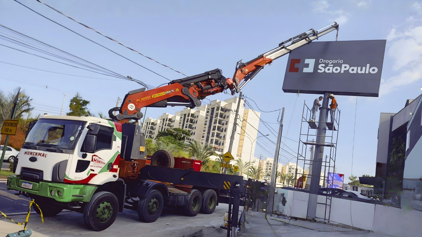 Guindaste ou Munck? Descubra qual equipamento evita prejuízos na sua obra