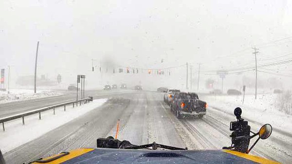 Tempestade de inverno leva três estados dos EUA a decretarem emergência e afeta milhões de pessoas