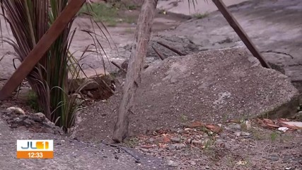 Moradores do Distrito Industrial reclamam da buraqueira e pedem obras urgentes