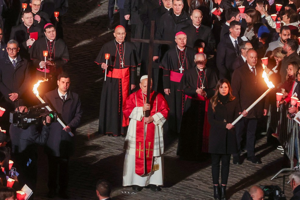 O Papa Leão XIV segura uma cruz enquanto preside a procissão da Via Crucis (Caminho da Cruz) durante as celebrações da Sexta-feira Santa, no Coliseu, em Roma, Itália, em 3 de abril de 2026. — Foto: REUTERS/Vincenzo Livieri