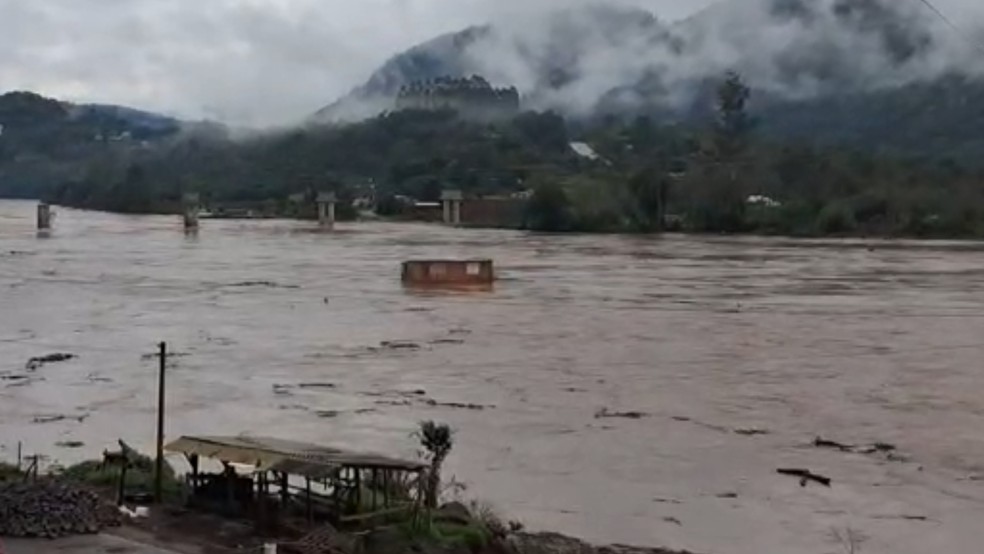 A casa teria sido levada pela enxurrada durante a manhã na Linha Alcântara, em Bento Gonçalves. — Foto: Adriana Glanert