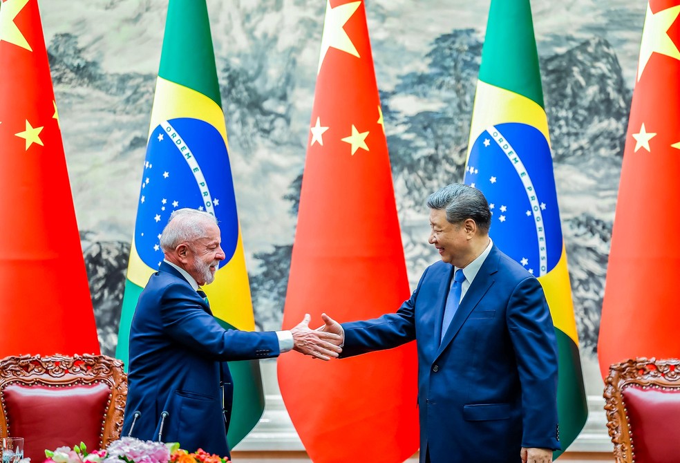 O presidente do Brasil, Luiz Inácio Lula da Silva e o presidente da China, Xi Jinping, cumprimentam-se cerimônia no Palácio do Povo, em Pequim, no dia 13 de maio de 2025 — Foto: Ricardo Stuckert/Presidência da República