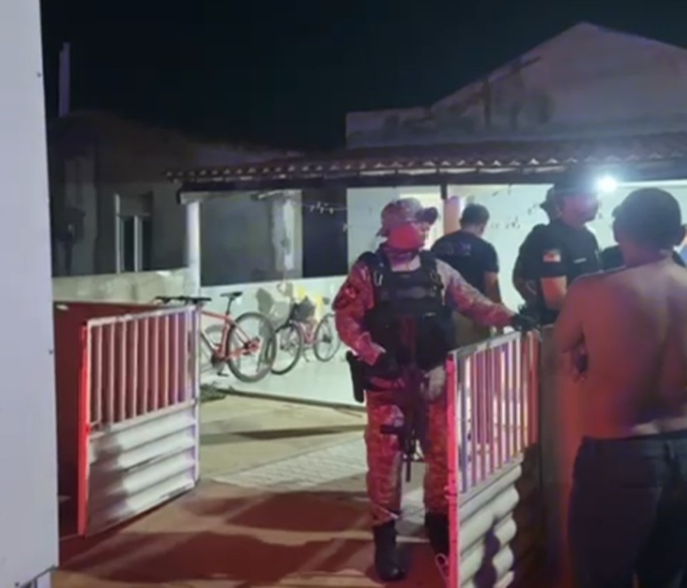 Polícia na casa onde ataque criminoso aconteceu na zona rural de Caraúbas, RN — Foto: Reprodução