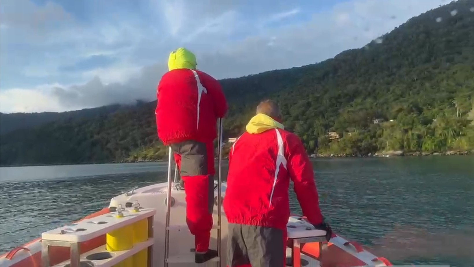 Bombeiros e Marinha fazem buscas por casal que desapareceu após passeio de moto aquática em Ilhabela