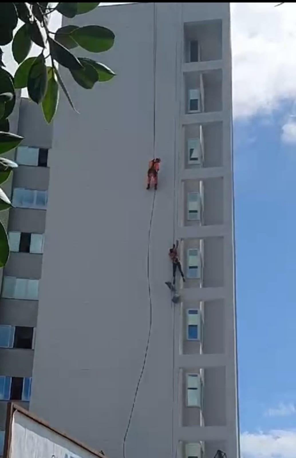 Vídeo mostra resgate de trabalhador que caiu de terraço de prédio e ficou pendurado a 12 m de altura em MG