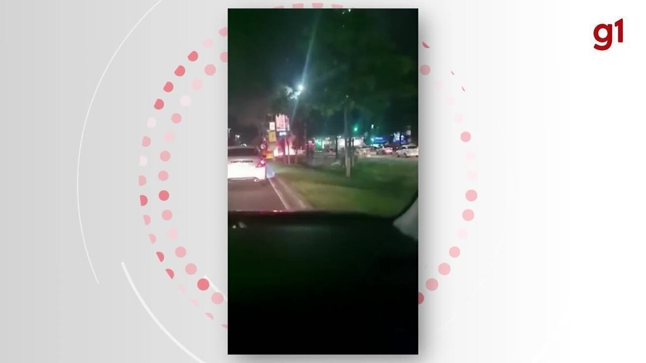 VÍDEO: carro explode, e bombeiro que combatia chamas fica ferido | G1