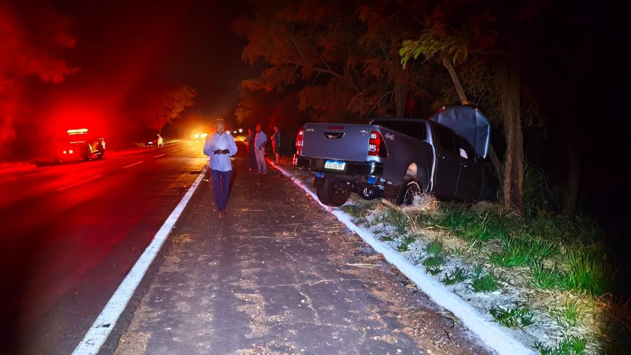 Caminhonete bate em anta e três pessoas ficam feridas na MS-134