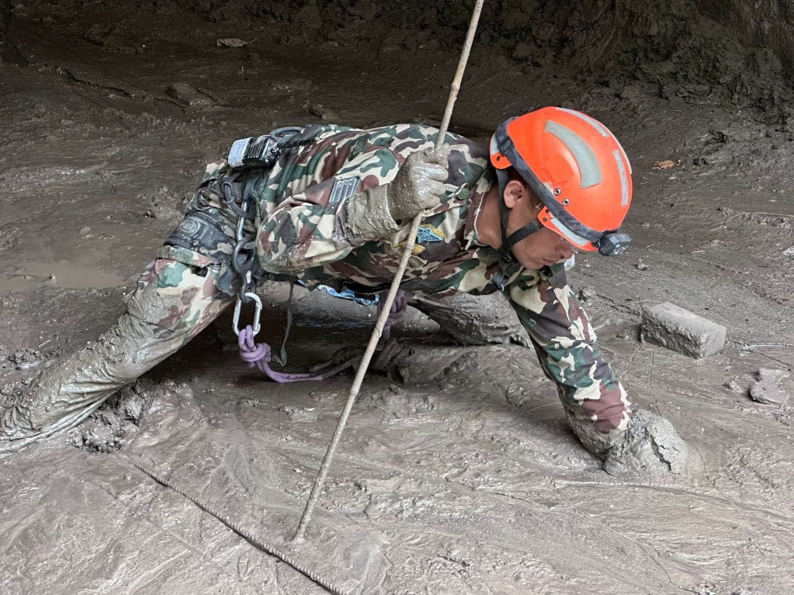 Sobrevivente de enchente no Nepal relata fuga de túnel inundado