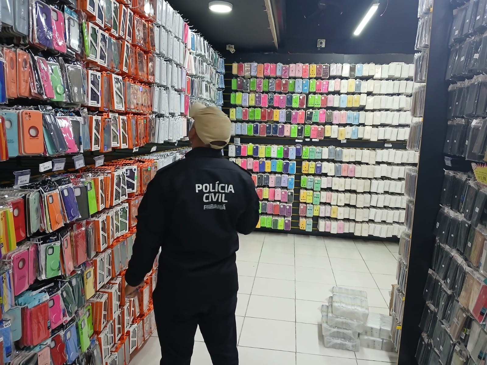Apple identifica comercialização de produtos fakes da marca em Curitiba e polícia apreende mais de 16 mil capinhas falsificadas