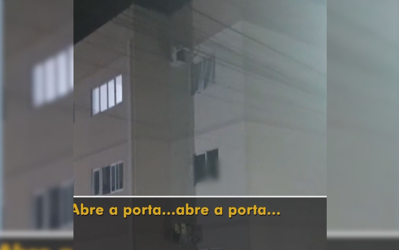 Criança pede socorro após ser deixada com o irmão sozinha em apartamento; vídeo