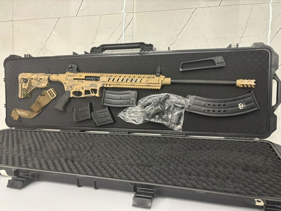 Arma apreendida pela PF durante cumprimento de mandados expedidos pela Justiça Federal na operação Flygold II — Foto: Polícia Federal / Divulgação