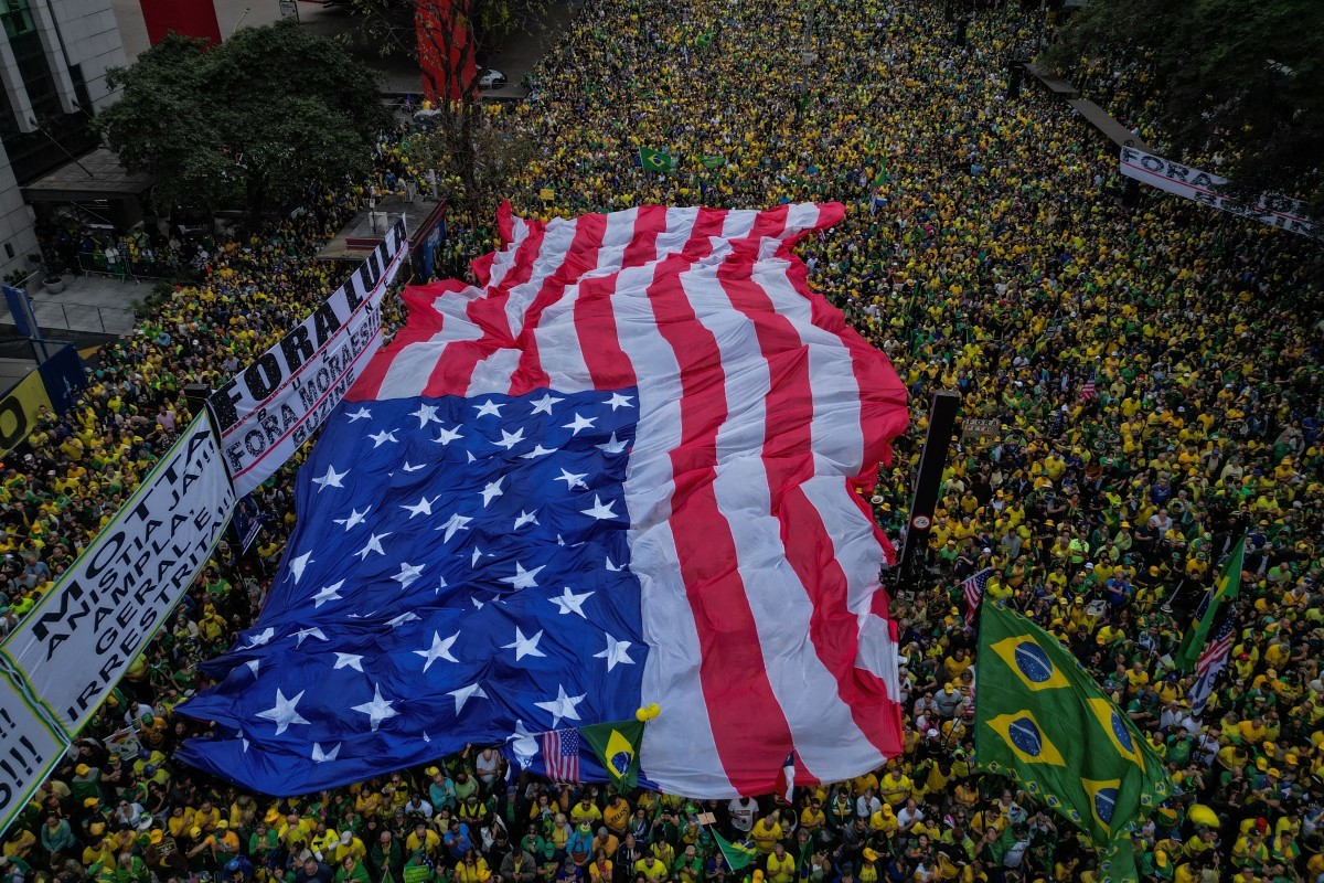 É #FAKE que bandeira gigante dos Estados Unidos exibida por bolsonaristas na avenida Paulista seja a mesma de jogo da NFL
