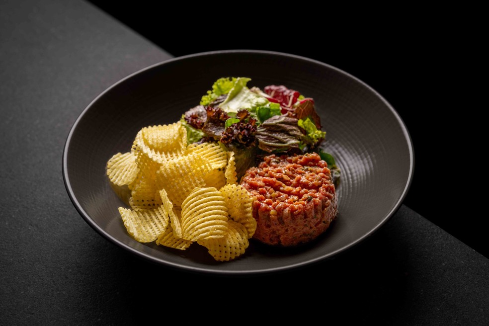 Steak tartar com chips de batata  um dos pratos da edio  Foto: Divulgao/Duk